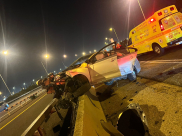  7 اصابات بحادث طرق بين مركبتين في شارع 1 